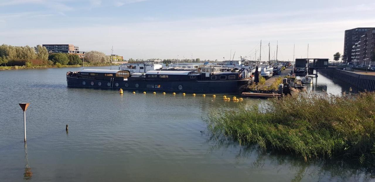 Bed and Breakfast Wheelhouse Euphrate Houseboat Diemerbrug Exteriér fotografie