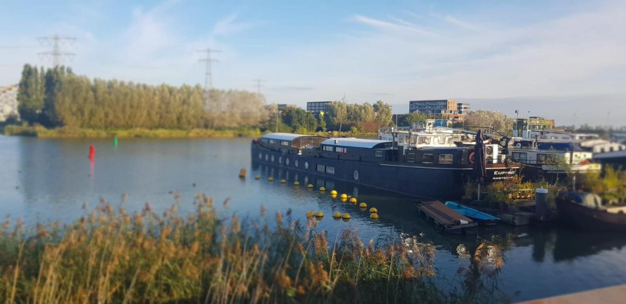 Bed and Breakfast Wheelhouse Euphrate Houseboat Diemerbrug Exteriér fotografie