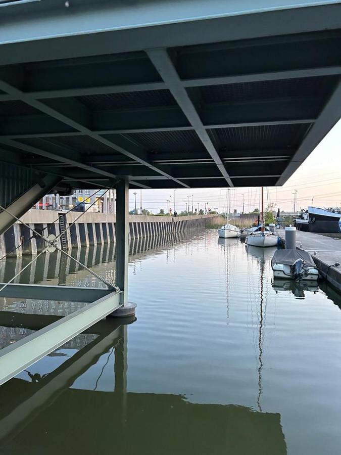Bed and Breakfast Wheelhouse Euphrate Houseboat Diemerbrug Exteriér fotografie